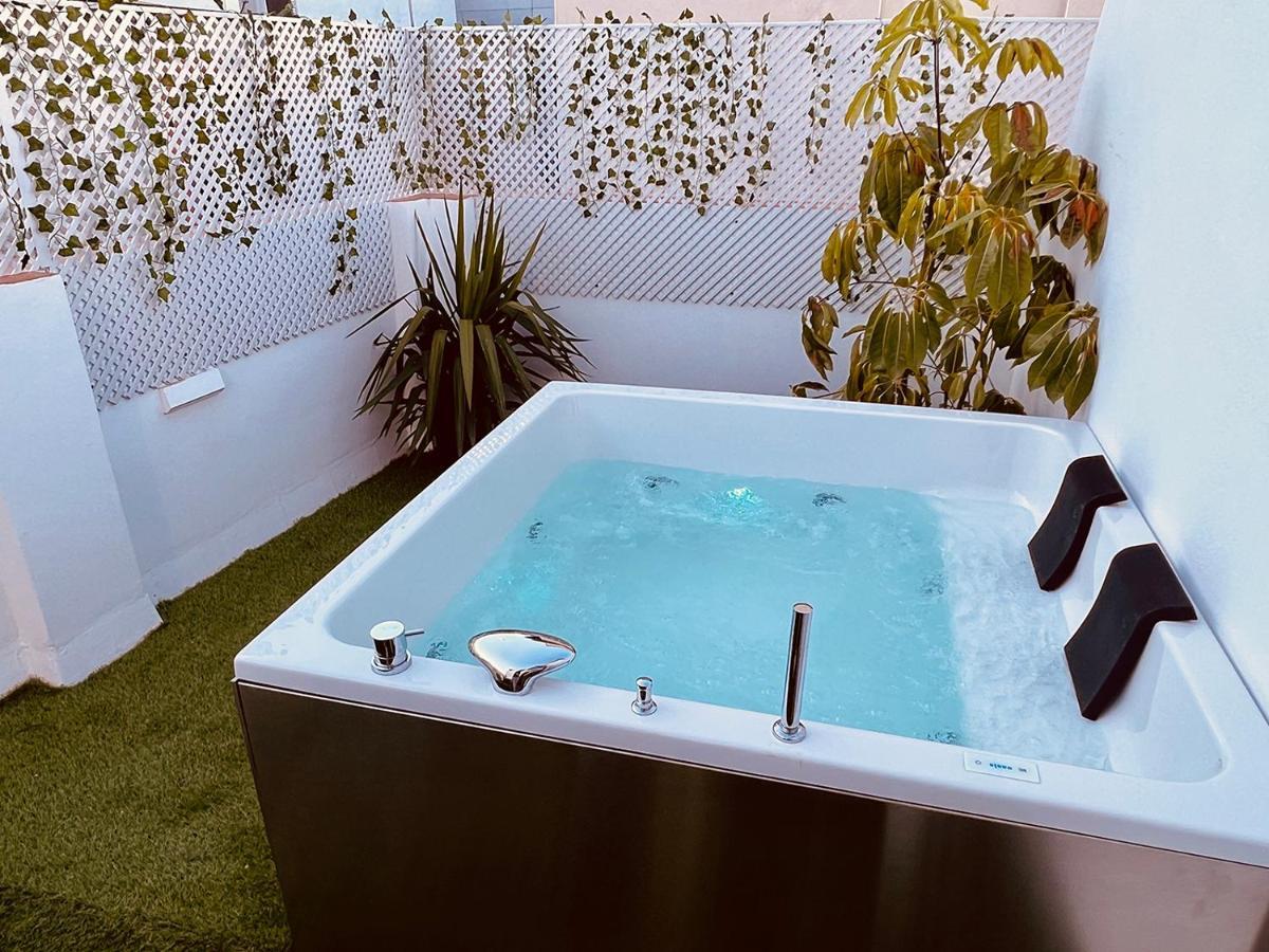 Downtown Apartment With Private Terrace & Jacuzzi Севилья Экстерьер фото
